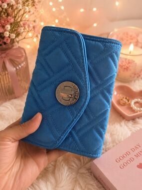 Vera Bradley Quilted Turnlock Card Holder in Bright Blue